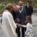 Kong Harald og Dronning Sonja fikk blomster av seks år gamle Ailo-Mathias Lægland Eira og Mildrid Sofie Taknes, som er syv. Foto: Sven Gj. Gjeruldsen, Det kongelige hoff